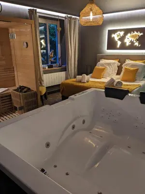 Un ou plusieurs lits dans un hébergement de l'établissement La Suite - Spa & Sauna avec parking