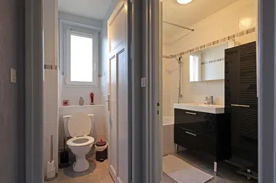 Salle de bains dans l'établissement Appartement Rue du lac