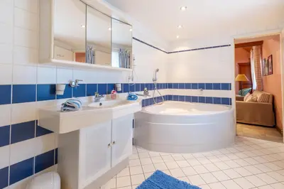 Salle de bains dans l'établissement Hortensia - Piscine partagée
