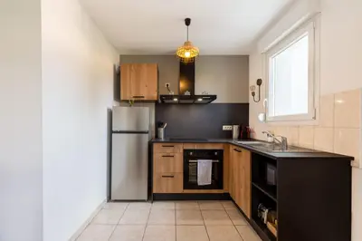 Cuisine ou kitchenette dans l'établissement Travel Homes - The Nils, Cosy & cute with Parking