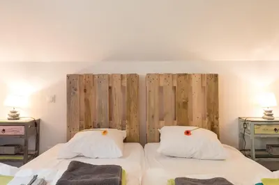Un ou plusieurs lits dans un hébergement de l'établissement La Désirade Incroyable lodge typique dans les Vosges du Sud