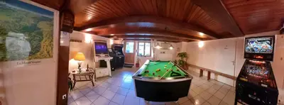 Télévision ou salle de divertissement dans l'établissement Gite Bruyère, 2 à 5 personnes avec salle de jeux et SPA dans la résidence