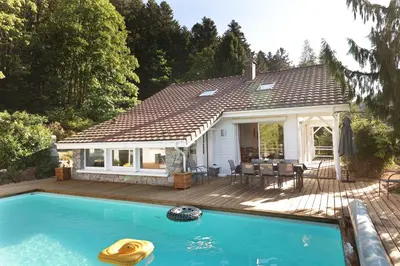 Piscine de l'établissement LE CHALET BLANC - JACUZZI / PISCINE / SAUNA ou située à proximité