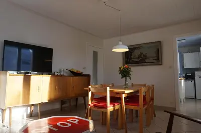 Télévision ou salle de divertissement dans l'établissement La maison et l'étang de pêche