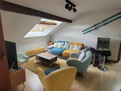 Coin salon dans l'établissement Le Trésor des Vosges Appartement spacieux et lumineux 80m2 - jeux arcades - idéal famille 4 à 6 personnes