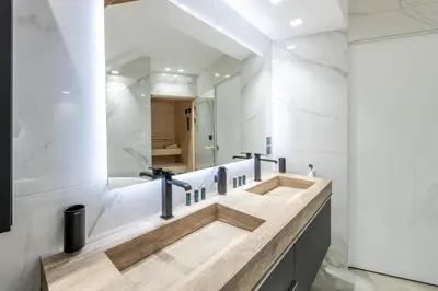 Salle de bains dans l'établissement Mairnaige, luxueux appartement avec sauna