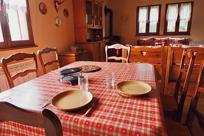 Coin salon dans l'établissement Petit chalet de montagne avec espace extérieur