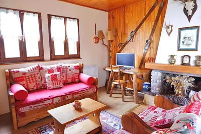 Coin salon dans l'établissement Petit chalet de montagne avec espace extérieur