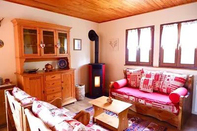 Coin salon dans l'établissement Petit chalet de montagne avec espace extérieur