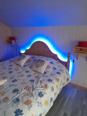 Un ou plusieurs lits dans un hébergement de l'établissement Gîte de charme avec jacuzzi étang babyfoot et rivière