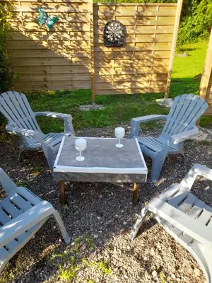 Jardin de l'établissement Gîte de charme avec jacuzzi étang babyfoot et rivière