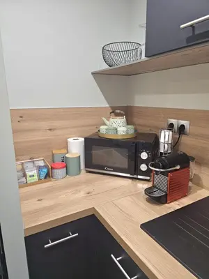 Cuisine ou kitchenette dans l'établissement Studio meublé - Comme à la maison