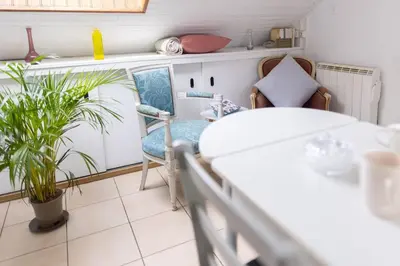 Un ou plusieurs lits dans un hébergement de l'établissement Studio sous les étoiles au coeur de Jaurès