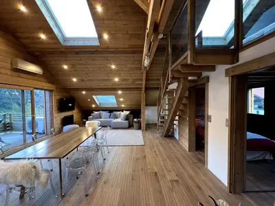 Coin salon dans l'établissement Splendide appartement style chalet classé 4 étoiles, terrasse face à la montagne