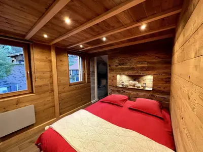 Un ou plusieurs lits dans un hébergement de l'établissement Splendide appartement style chalet classé 4 étoiles, terrasse face à la montagne