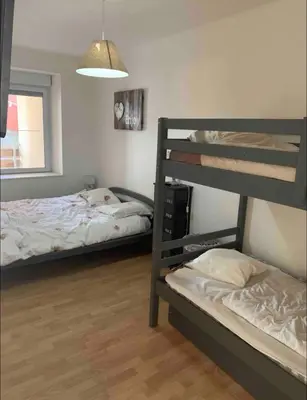 Un ou plusieurs lits dans un hébergement de l'établissement Magnifique T3 avec balcon vue montagne , plein centre et proche du lac
