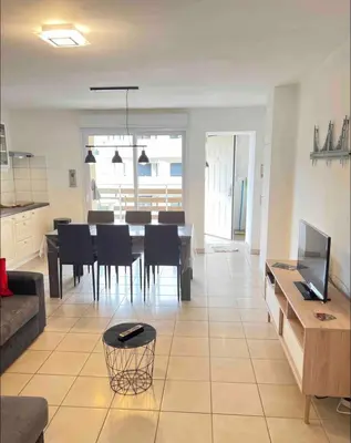 Cuisine ou kitchenette dans l'établissement Magnifique T3 avec balcon vue montagne , plein centre et proche du lac