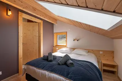 Un ou plusieurs lits dans un hébergement de l'établissement Chalet L'Urson, spacieux, jacuzzi, hammam et sauna