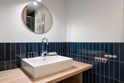 Salle de bains dans l'établissement Chalet L'Urson, spacieux, jacuzzi, hammam et sauna