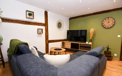 Télévision ou salle de divertissement dans l'établissement Au Duplex de Jeannala