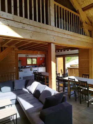 Coin salon dans l'établissement Grand Valtin : chalet écolo 4 étoiles 14 personnes