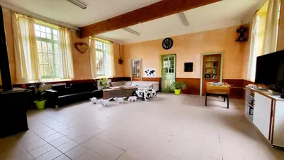 Télévision ou salle de divertissement dans l'établissement ECOLE de BELMONT