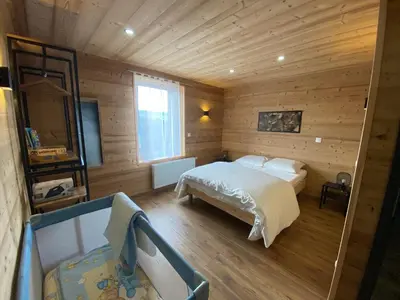 Un ou plusieurs lits dans un hébergement de l'établissement Les Chalets Bambi & Jacuzzi privatif