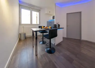 Cuisine ou kitchenette dans l'établissement Appart'Hôtel de la Gare - Cocooning
