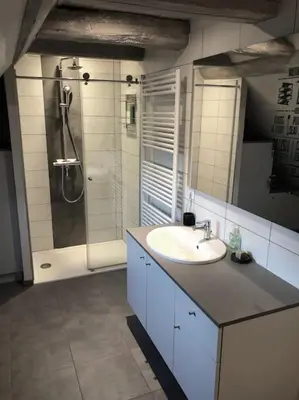 Salle de bains dans l'établissement Le Logis du Vignoble