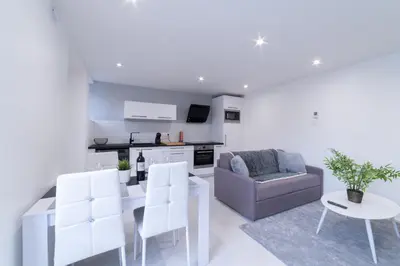 Cuisine ou kitchenette dans l'établissement LE ROYAL SWEET - PARKING GRATUIT + WIFI