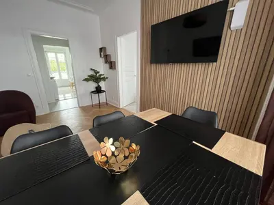 Télévision ou salle de divertissement dans l'établissement Esprit Forêt N0ire - appartement de luxe 3 chambres
