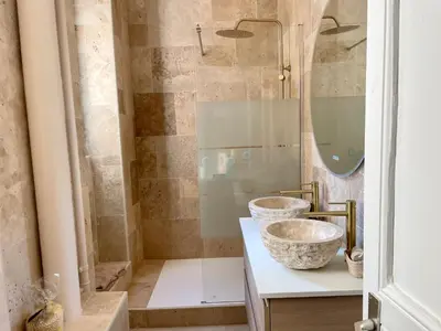 Salle de bains dans l'établissement Le Charme de Colmar - Proche centre ville et gare - 8 personnes - arrivée autonome