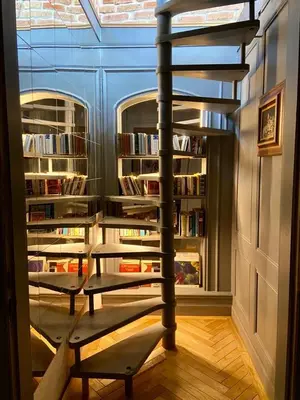 Bibliothèque dans l'appartement