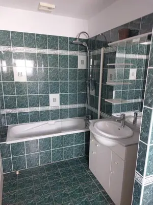 Salle de bains dans l'établissement Résidence PRIMAVERA. Les logis mansardés