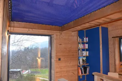 Bibliothèque dans la maison de vacances