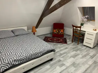 Un ou plusieurs lits dans un hébergement de l'établissement Chambre rustique avec double lit et sa salle de bain privée