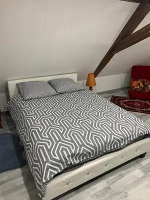Un ou plusieurs lits dans un hébergement de l'établissement Chambre rustique avec double lit et sa salle de bain privée