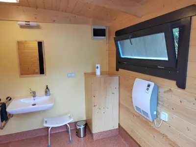 Télévision ou salle de divertissement dans l'établissement Yourte des Verts Bois