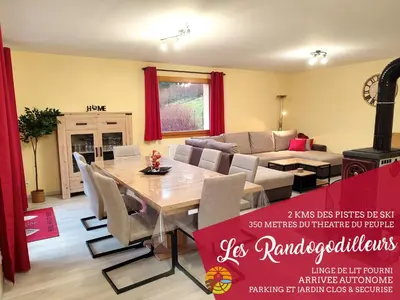 Coin salon dans l'établissement Les Randogodilleurs avec Jacuzzi à 2kms des pistes et 350m du Théatre du Peuple !