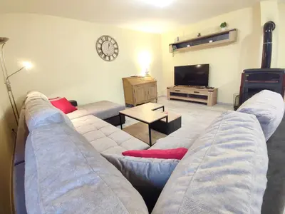 Télévision ou salle de divertissement dans l'établissement Les Randogodilleurs avec Jacuzzi à 2kms des pistes et 350m du Théatre du Peuple !