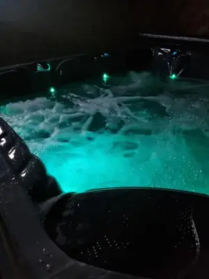Piscine de l'établissement Les Randogodilleurs avec Jacuzzi à 2kms des pistes et 350m du Théatre du Peuple ! ou située à proximité