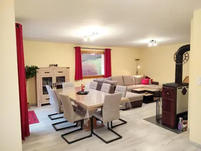 Coin salon dans l'établissement Les Randogodilleurs avec Jacuzzi à 2kms des pistes et 350m du Théatre du Peuple !