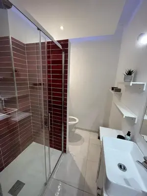 Salle de bains dans l'établissement Mon appARTement - chambre avec salle de bains et wc dans un appartement atypique
