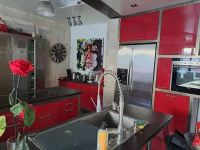 Cuisine ou kitchenette dans l'établissement Mon appARTement - chambre avec salle de bains et wc dans un appartement atypique