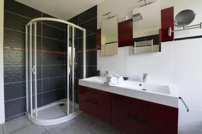 Salle de bains dans l'établissement L'Écrin de Xattys - Gîte de luxe avec SPA et piscine privés, Terrain de pétanque, Baby-foot