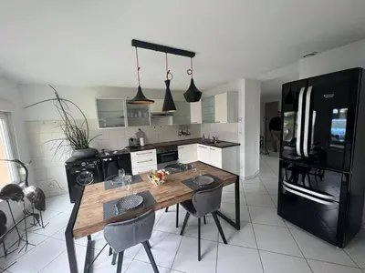 Cuisine ou kitchenette dans l'établissement Gîte des hirondelles - Appartement de 75 m2