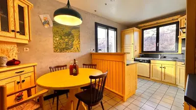 Cuisine ou kitchenette dans l'établissement Gîte Le Pingu - spacieux, calme, plein sud - cabine sauna - 8 personnes
