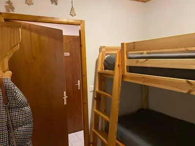 Un ou plusieurs lits superposés dans un hébergement de l'établissement Gérardmer Appt 4/6 rez de jardin