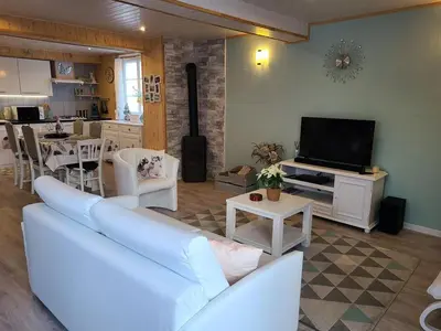 Cuisine ou kitchenette dans l'établissement Gîte cosy à Taintrux : nature, rando, proche Gérardmer, Saint-Dié, Alsace, tout confort inclus - FR-1-589-457