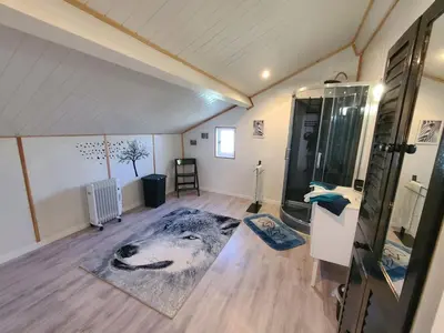 Salle de bains dans l'établissement Gîte cosy à Taintrux : nature, rando, proche Gérardmer, Saint-Dié, Alsace, tout confort inclus - FR-1-589-457